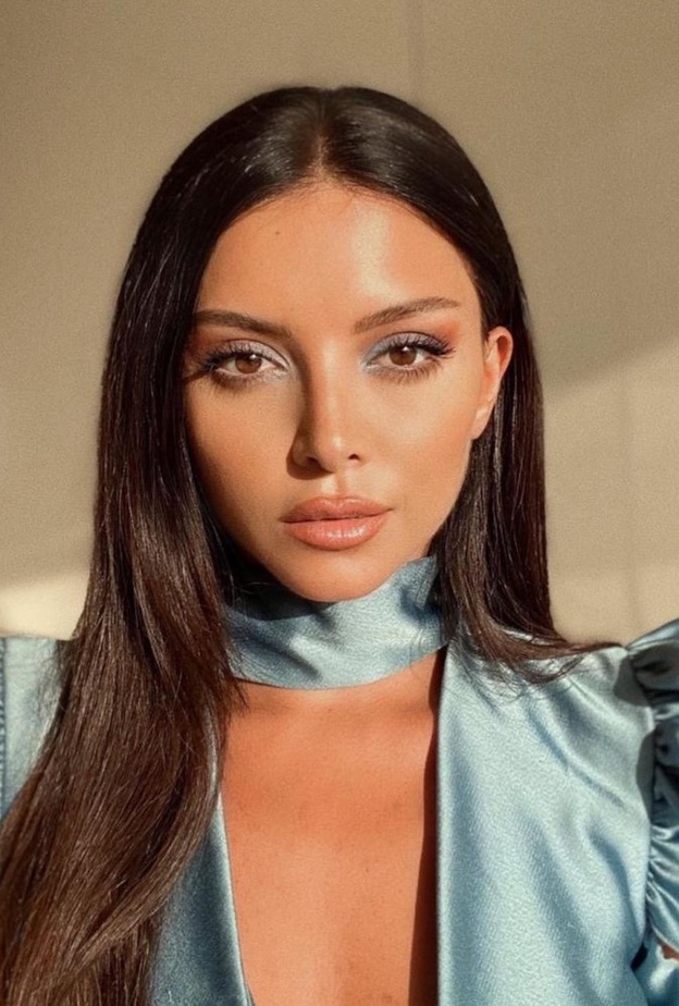 مكياج ناعم لعيد الاضحى مع الظلال الزرقاء من وحي نتالي فنج- الصورة من حسابها على انسغرام