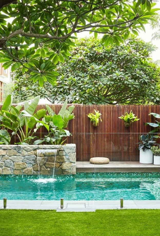 الخشب والحجر جزء من تصميم المسبح المنزلي