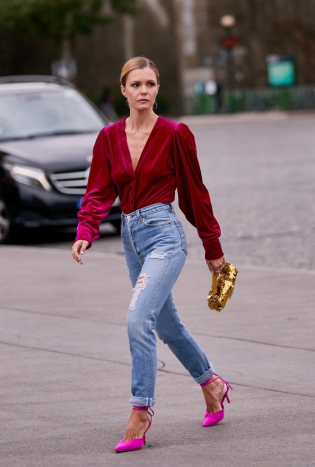 طرق تنسيق الجينز الممزق للمشاوير العصرية