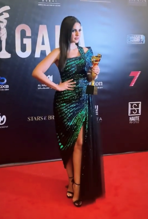 درة زروق بدت ساحرة بفستانها الأخضر المزيّن بالترتر من تصميم انطوان القارح