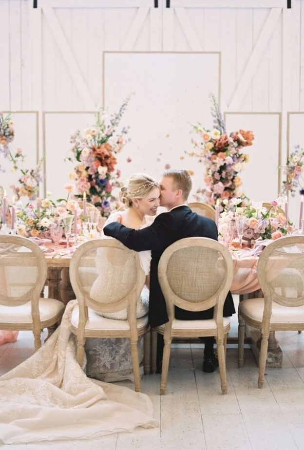 استخدمي طاولة مستطيلة صغيرة لتكون طاولة مخصصة للعروسين فقط في حفل زفافهما thewhitesparrow