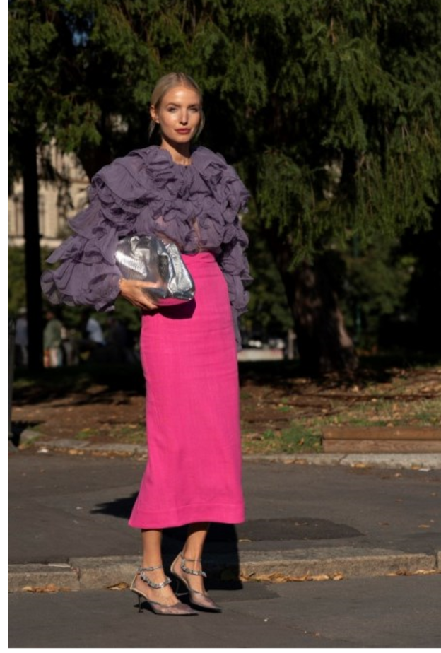 تألقي بالتنورة الميدي باللون الزهري ونسقيها مع التوب المزينة بالكشكش