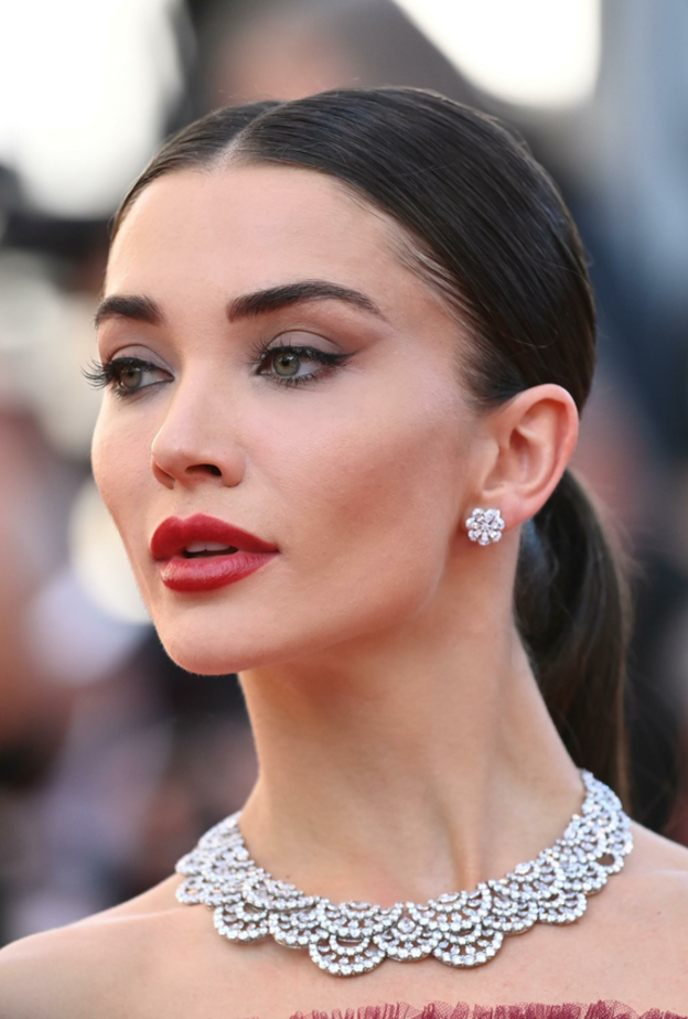 الممثلة البريطانية وعارضة الأزياء إيمي جاكسون Amy Jackson بمجوهرات 