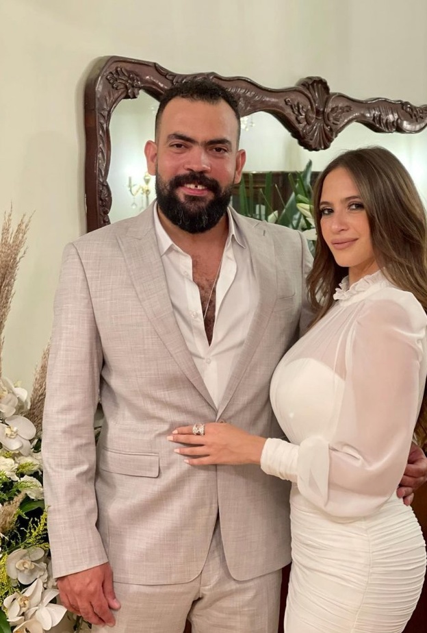 صورة من الحساب الرسمي لخالد عليش على انستجرام يظهر فيها مع خطيبته