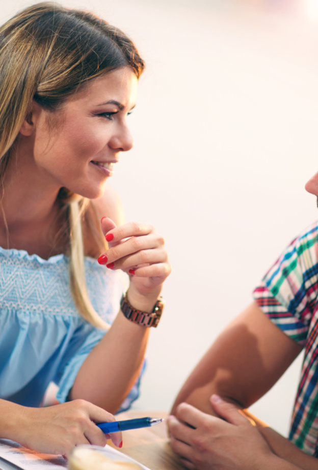 shutterstock_حاولي ان تجدي حلولاً لمبررات خطيبك بتأجيل الزفاف