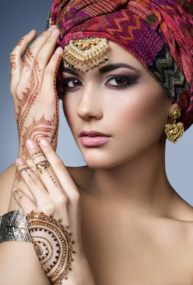 نقش حناء بني لليدين