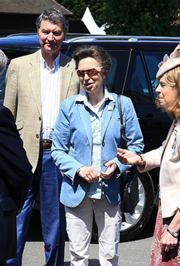 الأميرة آن في ظهور نادر مع زوجها السير لورانس