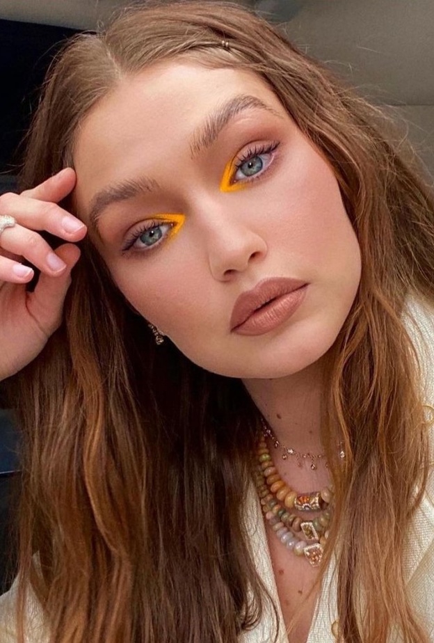 رسمات مكياج ملون لإطلالة صيفية مبهجة في عيد الأضحى من النجمات العالميات