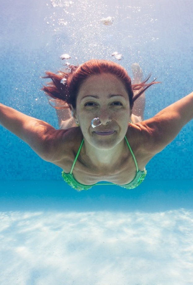 هل ينبغي فتح العينين تحت الماء اثناء السباحة