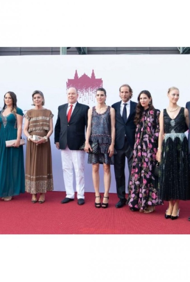 أمير موناكو وأسرته في حفل الصليب الأحمر الصيفي