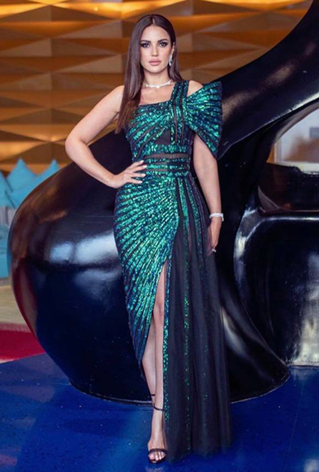 اطلالة درة زروق بفستان اخضر براق فاخر ومتموج