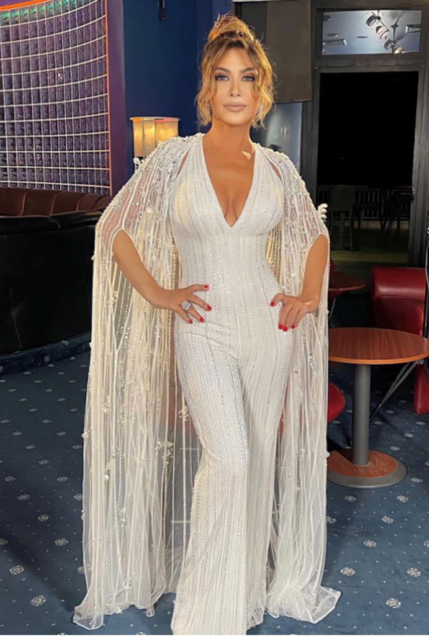 تميّز الجمبسوت بالياقة الـv neck  والكاب الطويل والشكّ الأنيق