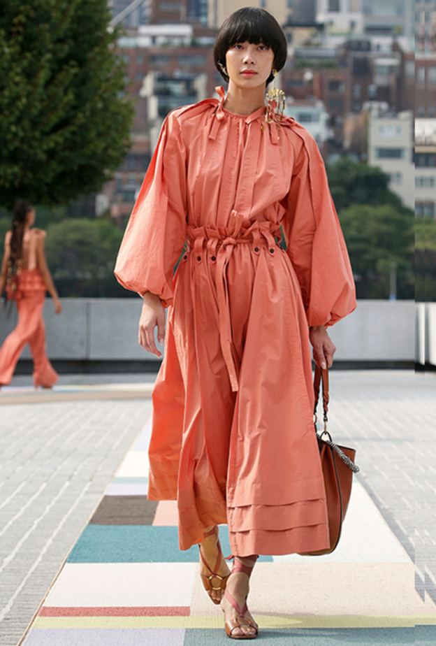 فساتين محجبات بأكمام واسعة لاطلالات عيد الاضحى 2021 من دار Ulla Johnson