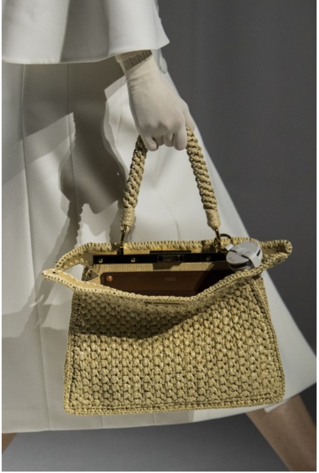 أعادت Fendi  إبتكار تصميمها الشهير لحقيبة Peakaboo الأيقونية وقد جاءت مصنوعة من القش