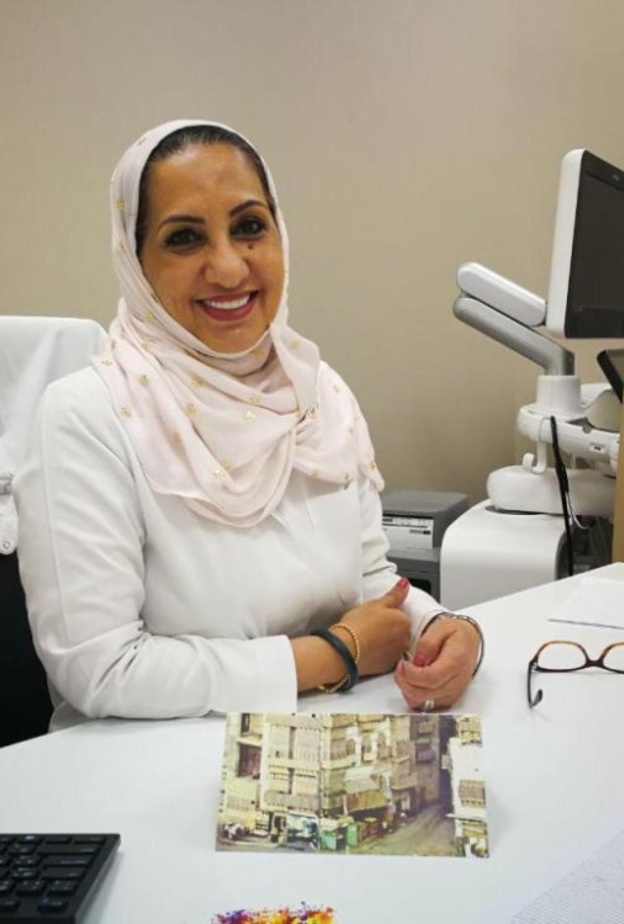 من هي الدكتورة إيمان أشقر أول مديرة للإدارة الطبية بالمشاعر المقدسة خدمت الحجاج لأكثر من 20 عاما  - الصورة الرئيسية من موقع قصص نساء سعوديات