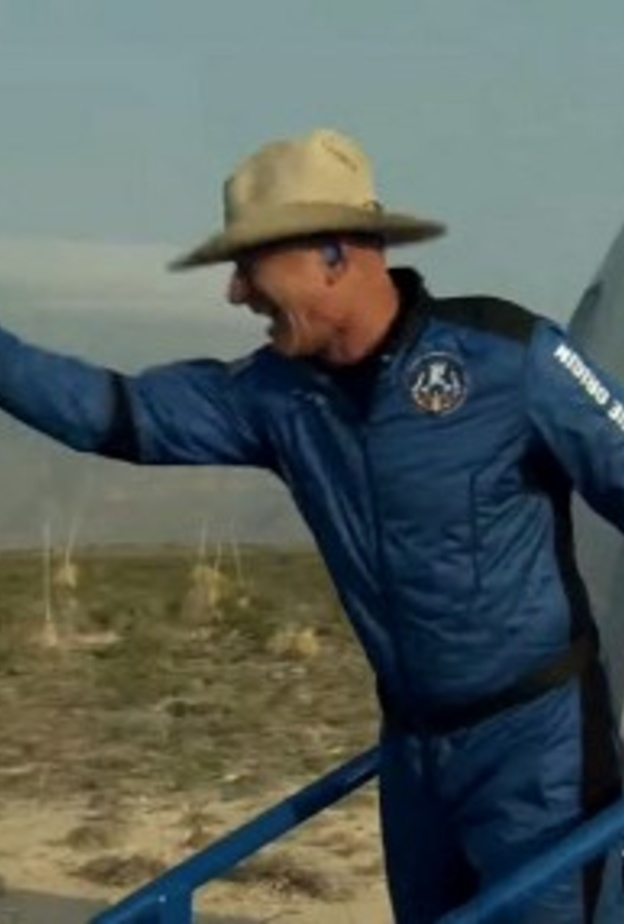 الملياردير جيف بيزوس صعد إلى الفضاء: "مجموعة سعيدة جدًا"!