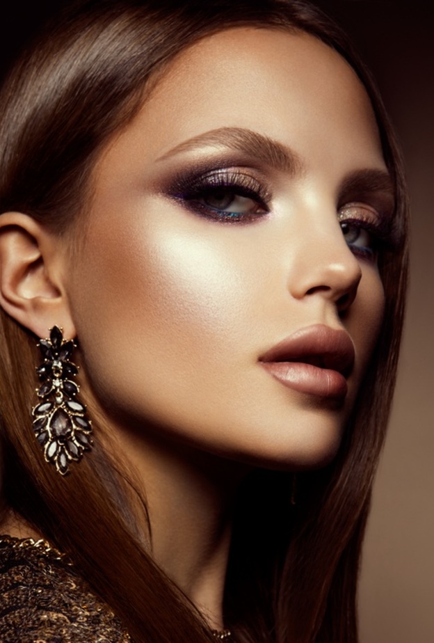 ما الفرق بين الهايلايتر والكونتور للوجه وطرق استخدامهما