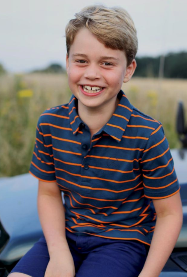 الامير جورج اطل بالقميص البولو من ماركة John Lewis مع الشورت بمناسبة عيده الثامن