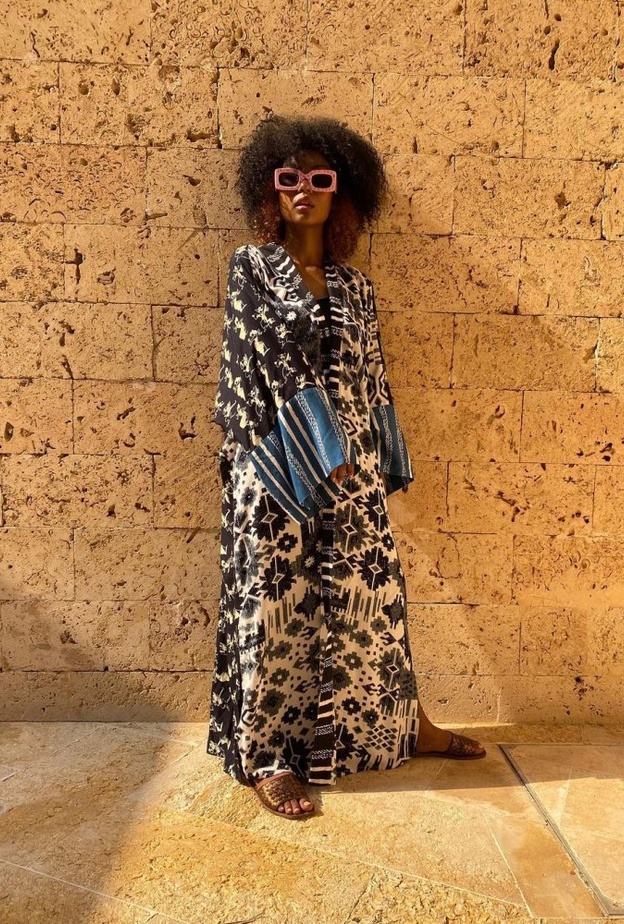 عباية الباهام مطبوعة بنقوش من الطبيعة من علامة بايا السعودية المصدر bayawear