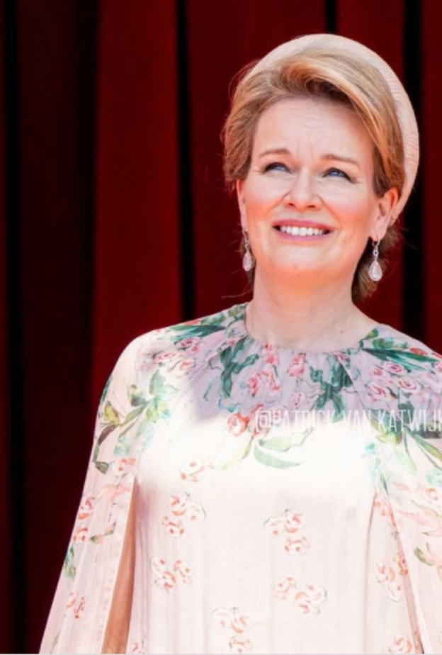 في لقطة إنسانية.. ملكة بلجيكا تحضر العرض العسكرى الأول لابنتها الأميرة إليزابيث 