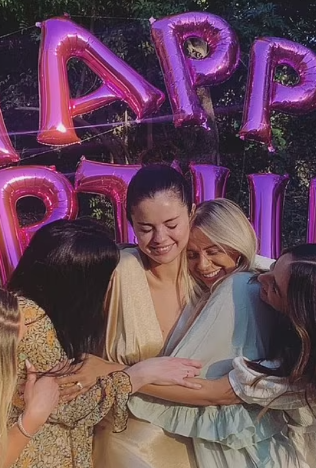 سيلينا جوميز وصديقاتها في يوم ميلادها - الصورة من حساب كورتني لوبيز على موقع انستجرام