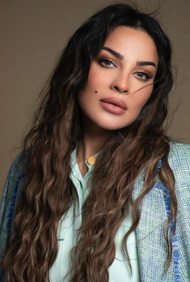 مكياج عيون ترابي مع الايلاينر على طريقة هيفاء وهبي- الصورة من حسابها على انستغرام