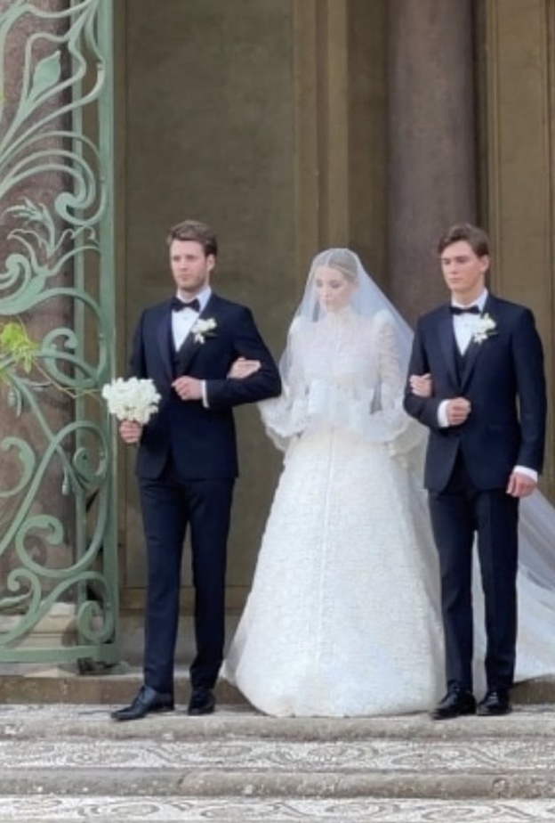 ليدي كيتي ارتدت فستان زفاف من دولتشي آند غابانا