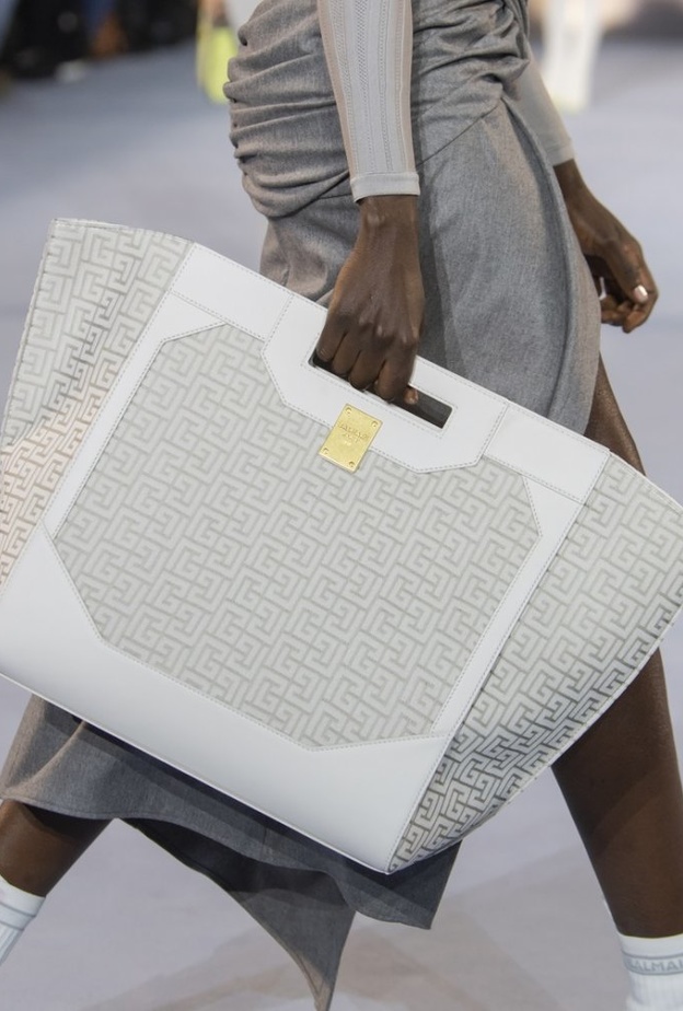 موديلات حقائب يد كبيرة وعملية باللون الابيض من Balmain