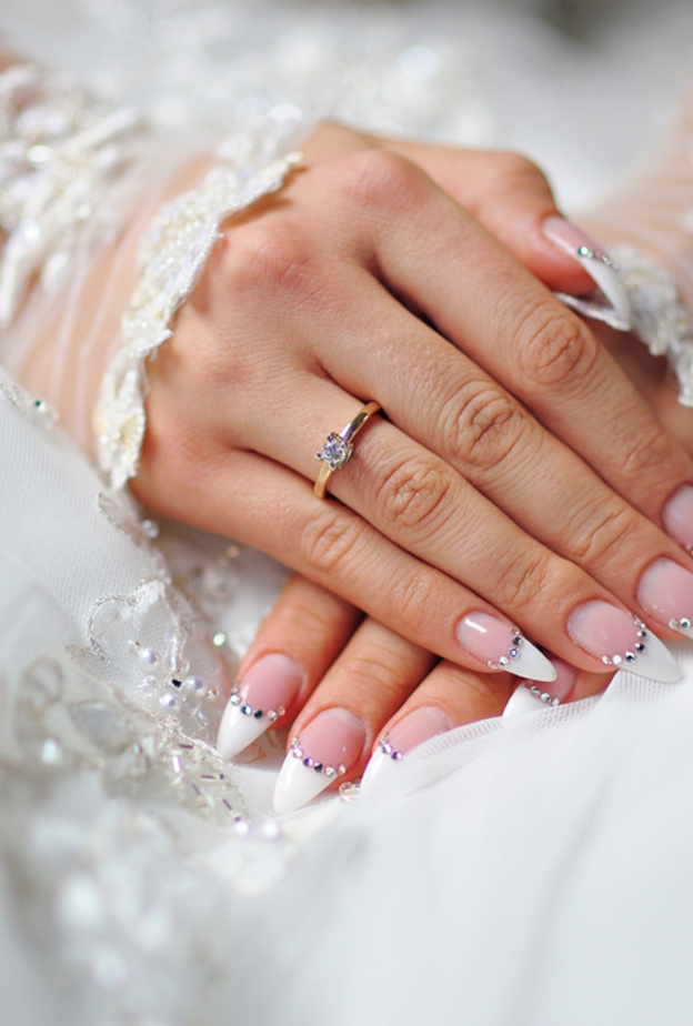 خلطات طبيعية للعناية بأظافر القدمين قبل الزفاف