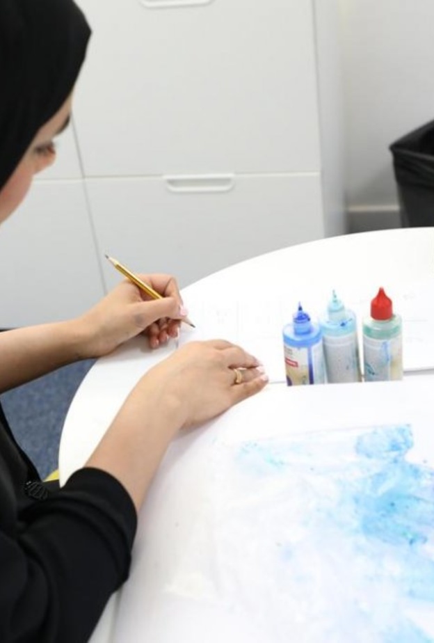 خريجات برنامج المرشدة الصغيرة يعلّمن أطفال الشارقة لصعوبات التعليم المهارات الفنية والحرفية