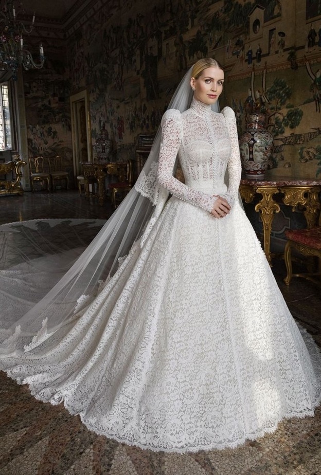 إطلالات ليدي كيتي من Dolce & Gabbana