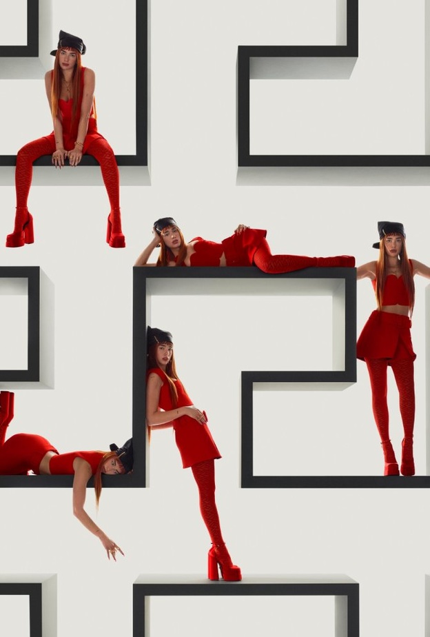 CHANEL  استعانت بصديقة الدار وعارضة الأزياء Ola Rudnicka كوجه لحملة CHANEL  لماقبل خريف وشتاء 2021 تحت إدارة عدسة المصور الفوتوغرافي Valentin Giacobetti  