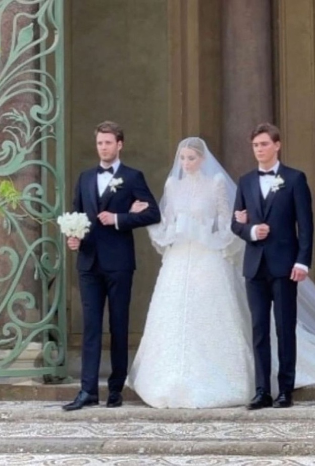 والد ليدي كيتي لم يسر بجوارها في حفل الزفاف