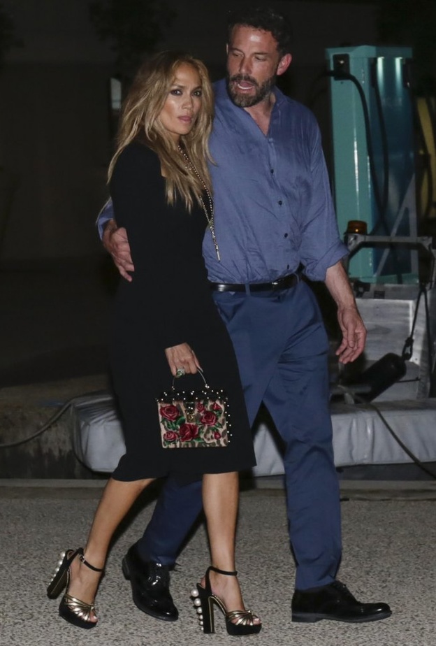 اطلالة جينفر لوبيز باللون الاسود بفستان اسود حمل توقيع دار Dolce & Gabbana