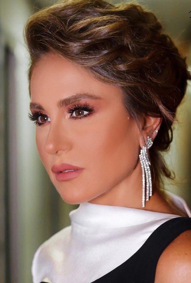 تسريحات شعر قصير للصبايا مسحوبة الى الخلف على طريقة ديمة قندلفت -الصورة من حسابها على انستغرام