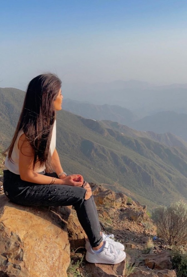 إطلالة زارا البلوشي وسط قمم الجبال