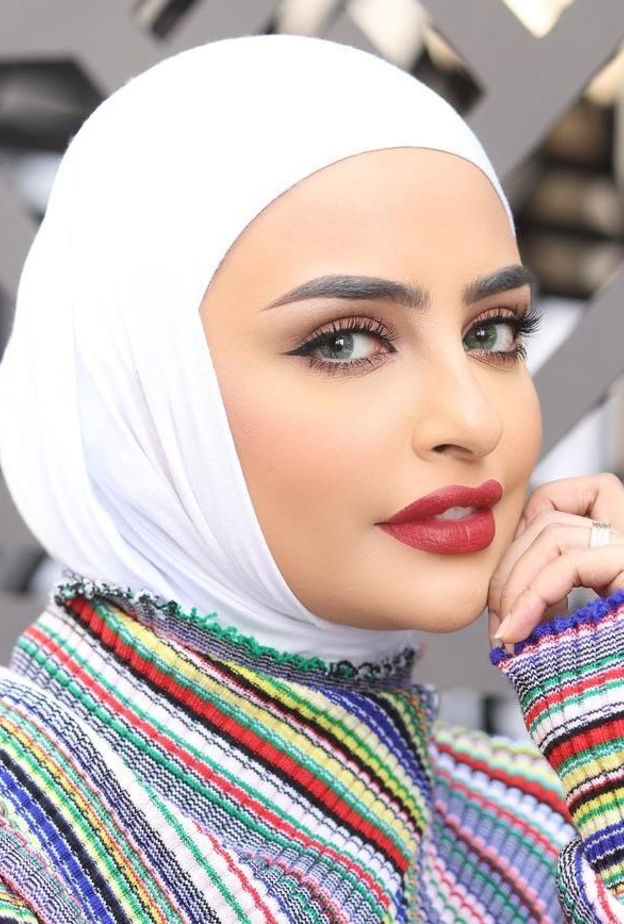 رسمات مكياج ناعم مع الآيلاينر الرفيع من مدونات الجمال المحجبات