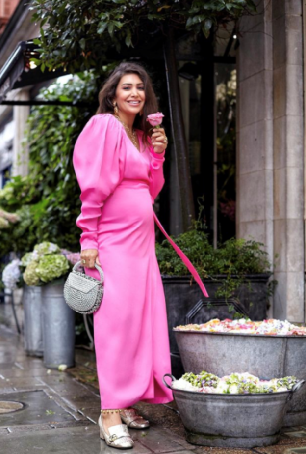 أطلت بفستان زهري مصمم بأكتاف منفوخة نسّقته مع الحذاء باللون الذهبي من Gucci