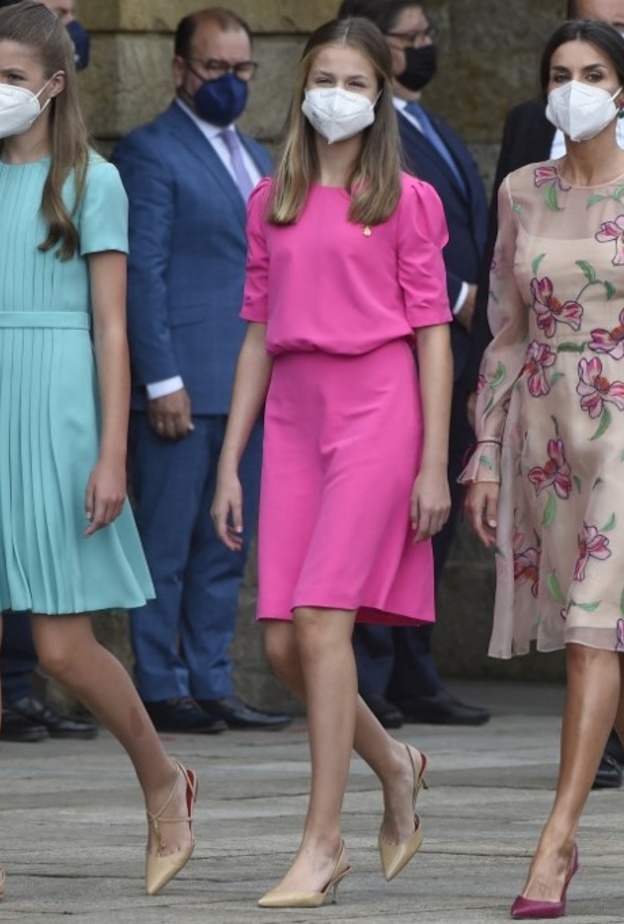 احدث اطلالات الملكة ليتيزيا بالفستان المطبع بالورود