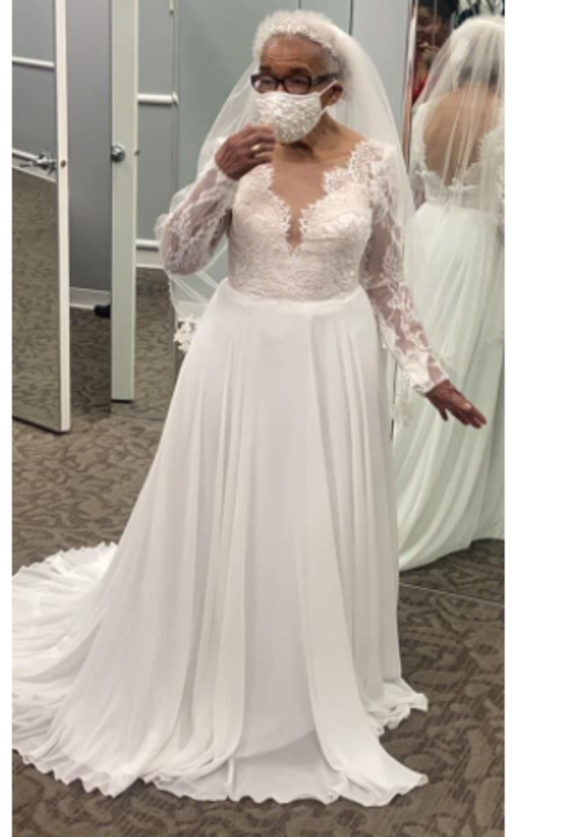 تسعينية بفستان الزفاف بعد 70 عاما من الانتظار