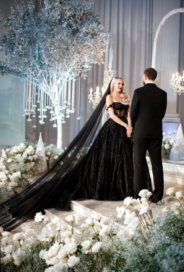 فستان أسود يثير خلافا بين عروس وحماتها