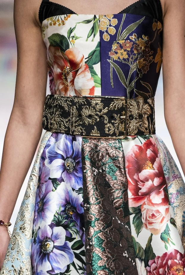 حزام جذاب بلون البيج مع الابزيم البارز بشكل الوردة من Alberta Ferretti