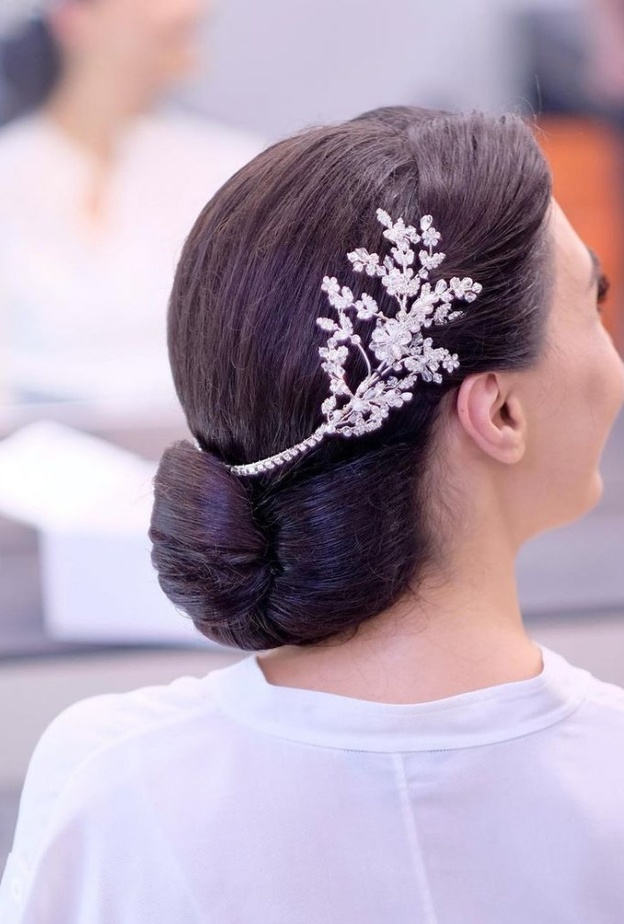  تسريحات شعر راقية للعروس مع الكعكة المنخفضة بتوقيع مصفف الشعر فيكتور كيروز