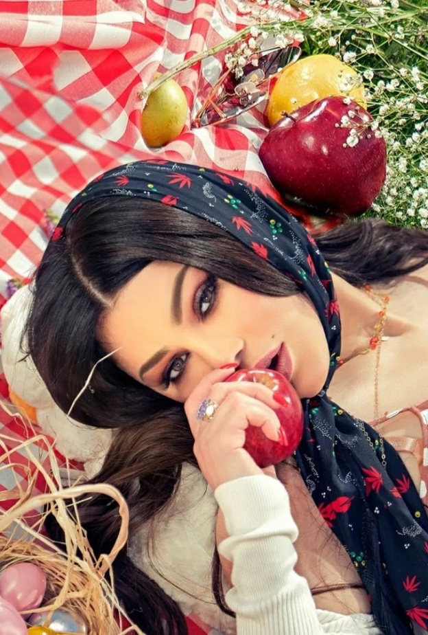 هيفاء وهبي بالوشاح - الصورة من حسابها على انستجرام