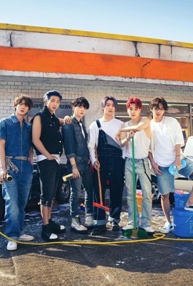 صورة لفرقة BTS من الحساب الرسمي لوكالة بيغ هيت على تويتر المسؤولة عن إدارة اعمالهم