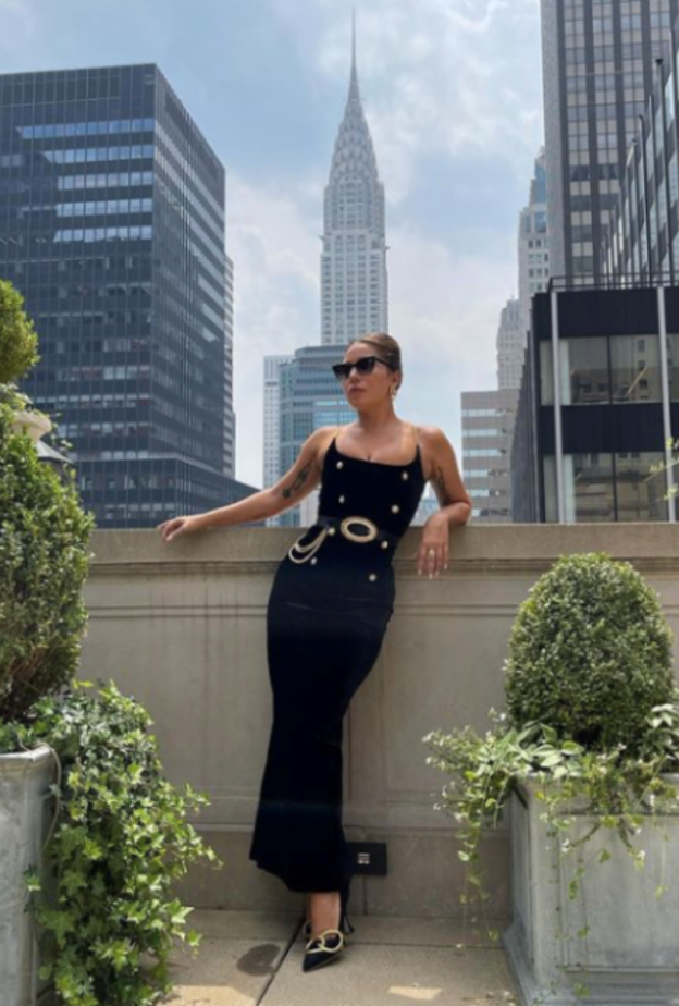 بدت إطلالة ليدي غاغا ساحرة بفستان أسود من مجموعة Alessandra Rich تميّز بأناقته الكلاسيكية الخالدة