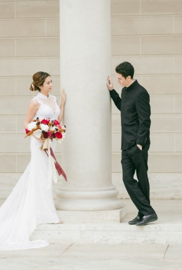 خلاف بين عروس وصديقتها التي أرادت التقاط صور خطبتها في حفل الزفاف East Meets Dress