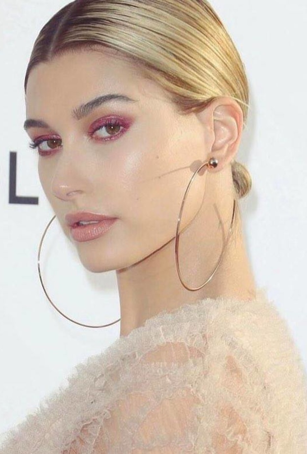  اطلالات هايلي بيبر الجمالية مع المكياج الملون- الصورة من حسابها على انستغرام