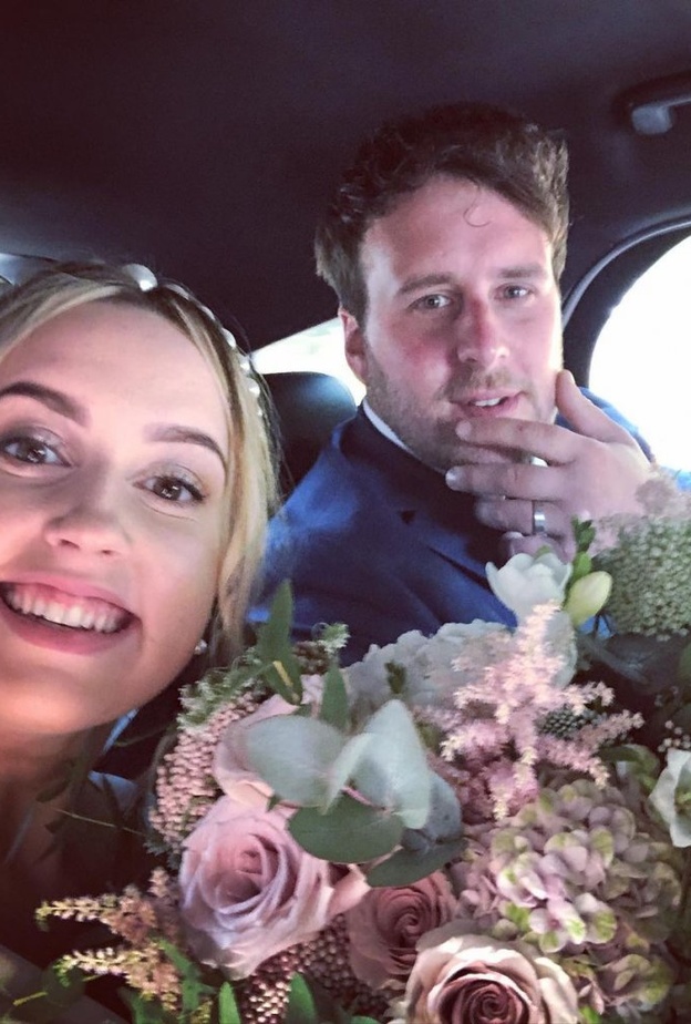 العريس أوقع خاتم زفافه في بحيرة ويندرمير أثناء السباحة