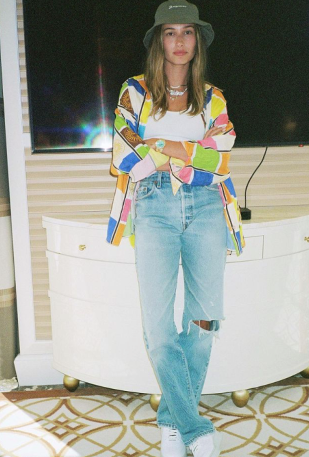 إختارت البنطلون الدنيم الواسع ونسّقت معه القميص المزينة بالمربعات الملونة من Versace